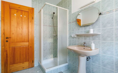 Renata: Miroir, Robinet, Luminaire Plomberie, Lavabo, Propriété, Évier, Salle De Bains, Plante, Porte