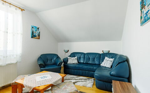 Renata: Canapé, Propriété, Meubles, Table, Cadre, Bleu Azur, Bois, Fenêtre, Design Intérieur, Éclairage