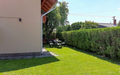 Renata: Plante, Propriété, Ciel, Bâtiment, Arbre, Architecture, Lot Terre, Végétation, Ombre, Herbe