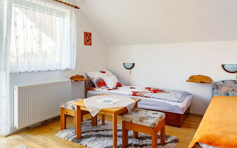 Renata: Table, Meubles, Propriété, Fenêtre, Bois, Design Intérieur, Sol, Sol, Peindre, Salon