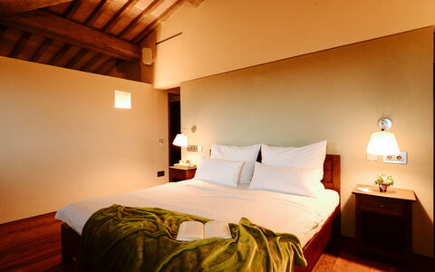 Villa Pianvecchio: Bois, Lit, Éclairage, Pièce, Design Intérieur, Propriété, Chambre, Mur, Literie, Textile