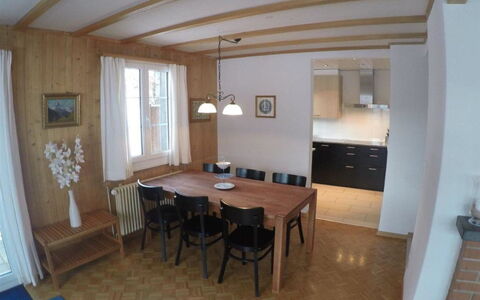 Ariel: Table, Meubles, Bâtiment, Fenêtre, Bois, Rideau, Sol, Maison, Sol, Dur