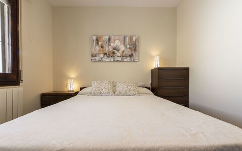 Aeris: Lit, Pièce, Éclairage, Design Intérieur, Literie, Propriété, Chambre, Drap De Lit, Mur, Textile