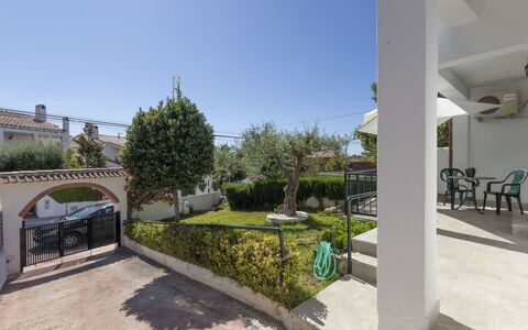 Aeris: Propriété, Immobilier, Zone Résidentielle, Ombre, Jardin, Mobilier De Jardin, Cour, Béton, Allée, Design Urbain