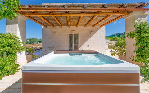 La Torretta - Corte dei Messapi: Plante, Propriété, Jour, L'Eau, Lumière, Ciel, Piscine, Bleu Azur, Ombre, Rectangle