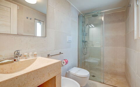 La Torretta - Corte dei Messapi: Robinet, Luminaire Plomberie, Miroir, Évier, Lavabo, Propriété, Tete De Douche, Salle De Bains, Bâtiment, Douche