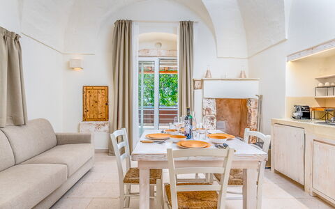 La Torretta - Corte dei Messapi: Table, Meubles, Propriété, Cabinetry, Chaise, Comptoir, Bleu Azur, Bois, Bâtiment, Design Intérieur