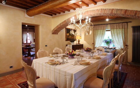 Villa Rossa: Nappe De Table, Éclairage, Pièce, Design Intérieur, Textile, Meubles, Table, Plafond, Luminaire, Design Intérieur