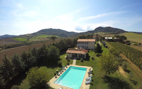 Agriturismo Le Selvole: Ciel, L'Eau, Nuage, Propriété, Plante, Bâtiment, Montagne, Arbre, Lot Terre, Plan D'Eau