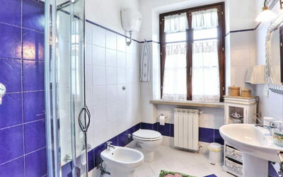 Uva: Évier, Luminaire Plomberie, Propriété, Robinet, Fenêtre, Violet, Bleu, Bleu Azur, Lavabo, Salle De Bains
