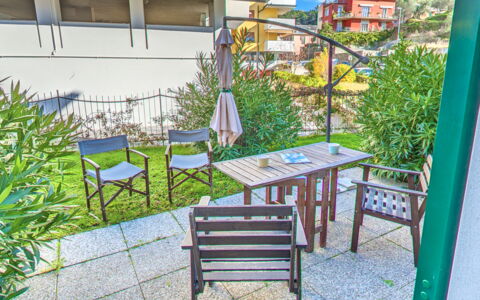 Mario - Levanto: Balcon, Appartement, Chaise, Mobilier De Jardin, Ombre, Eco Hôtel, Tableau De Plein Air, Porche, Cour, Table Cuisine Et Salle A Manger