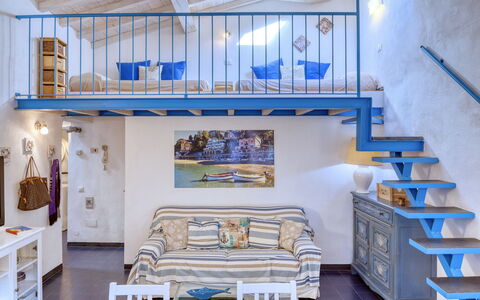 Appartamento Ivana - Levanto: Bleu, Bois, Design Intérieur, Pièce, Tiroir, Mur, Sol, Design Intérieur, Bleu Majorelle, Domicile