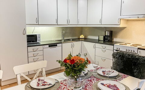 Iso-Karpalo a: Cuisine, Appareil De Cuisine, Meubles, Principaux Appliance, Comptoir, Cabinetry, Design Intérieur, Sol, Cuisinière, Sol