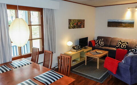 Saariseläntie 8 a 1: Voie Navigable, Banque, Cours D'Eau, Lac, Chalet, Forêt, Canal, Réservoir, Cabane En Rondins