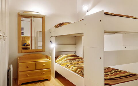 Saariseläntie 8 F 6: Lit, Meubles, Chambre, Design Intérieur, Bois, Sol, Sol, Literie, Pièce, Lit Superposé