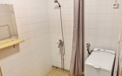 Saariseläntie 8 F 6: Mur, Sol, Sol, Luminaire Plomberie, Design Intérieur, Plomberie, Salle De Bains, Pièce, Robinet, Tuile