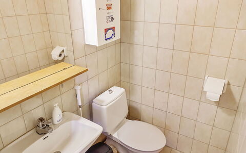Saariseläntie 8 F 6: Siège De Toilette, Salle De Bains, Toilette, Luminaire Plomberie, Lavabo, Mur, Évier, Sol, Sol, Plomberie