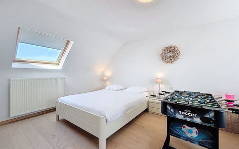 Stella Maris with Garage and Garden: Lit, Design Intérieur, Chambre, Meubles, Sol, Sol, Bois, Plafond, Drap De Lit, Literie