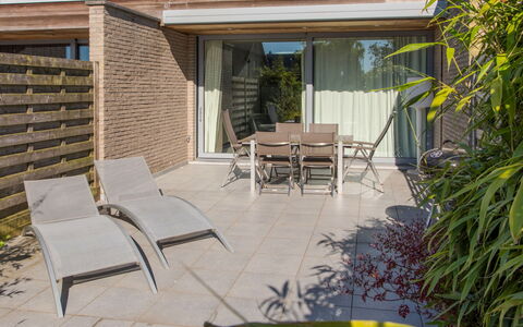 Stella Maris with Garage and Garden: Meubles, Plante, Bâtiment, Chaise, Ombre, Surface De La Route, Mobilier De Jardin, Design Intérieur, Tableau De Plein Air, Quartier