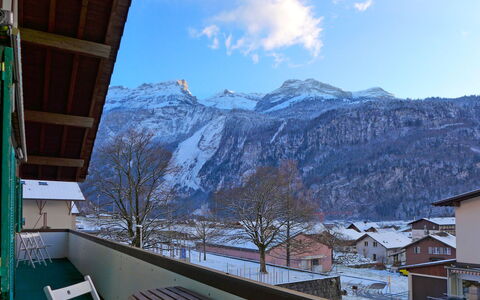 Belvedere: Nuage, Ciel, Bâtiment, Montagne, Jour, Propriété, Neige, Bleu, Vert, Fenêtre
