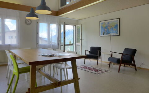 Belvedere: Table, Meubles, Propriété, Fenêtre, Chaise, Bâtiment, Bois, Design Intérieur, Ombre, Architecture