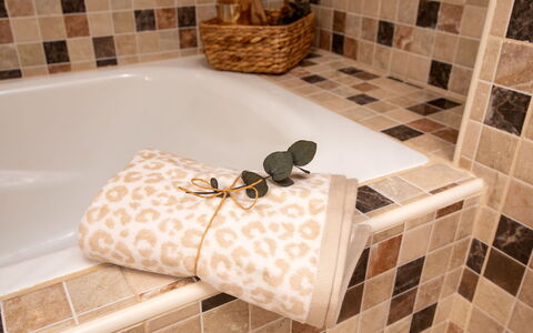 Villa Monte Feliz: Baignoire, Propriété, Luminaire Plomberie, Blanc, Produit, Rectangle, Noir, Salle De Bains, Robinet, Confort
