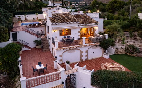 Villa Monte Feliz: Bâtiment, Plante, Arbre, Fenêtre, Design Urbain, Maison, Paysage, Quartier, Zone Résidentielle, Immobilier