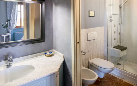 Villa Sole Del Chianti: Miroir, Évier, Propriété, Luminaire Plomberie, Robinet, Lavabo, Bleu, Siège De Toilette, Salle De Bains, Violet
