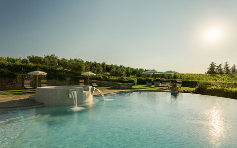 Villa Sole Del Chianti: L'Eau, Ciel, Ressources En Eau, Plante, Bleu Azur, Arbre, Piscine, Paysage Naturel, Paysage, Loisir