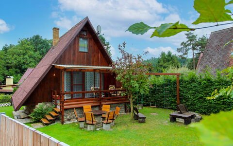 Dehtáře: Nuage, Ciel, Plante, Bâtiment, Arbre, Vert, Paysage Naturel, Lot Terre, Maison, Végétation