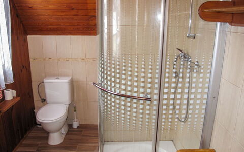 Dehtáře: Propriété, Salle De Bains, Tete De Douche, Bois, Siège De Toilette, Design Intérieur, Luminaire Plomberie, Toilette, Maison