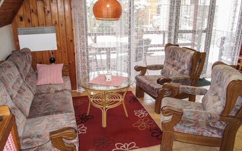 Dehtáře: Meubles, Propriété, Bâtiment, Canapé, Confort, Bois, Salon, Table, Chaise, Design Intérieur