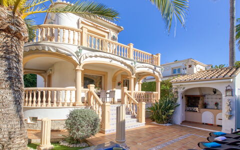 Villa Toscana: Plante, Bleu, Ciel, L'Eau, Bâtiment, Bleu Azur, Arbre, Arecales, Loisir, Zone Résidentielle