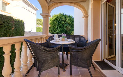 Villa Toscana: Meubles, Table, Propriété, Plante, Chaise, Bois, Ombre, Bâtiment, Architecture, Design Intérieur