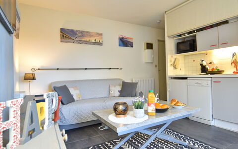 L'Orée de Deauville: Meubles, Propriété, Canapé, Cadre, Bleu Azur, Bleu, Orange, Cabinetry, Éclairage, Design Intérieur