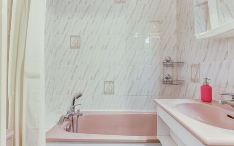 L'Orée de Deauville: Marron, Robinet, Luminaire Plomberie, Propriété, Évier, Lavabo, Salle De Bains, Bois, Violet