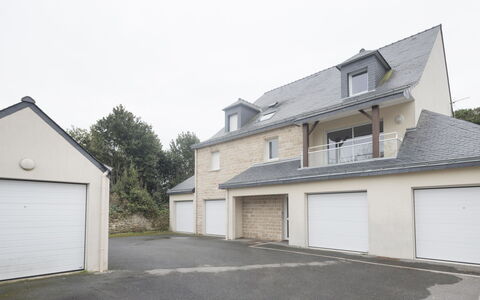 Quiberon 242: Bâtiment, Ciel, Porte De Garage, Surface De La Route, Maison, Lot Terre, Asphalte, Arbre, Fenêtre