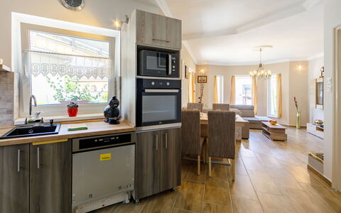 Ildiko: Evier, Cabinetry, Comptoir, Évier, Meubles, Bâtiment, Bois, Appareil De Cuisine, Éclairage, Cuisine