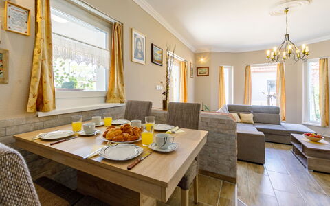 Ildiko: Table, Meubles, Cadre, Propriété, Canapé, Chaise, Vaisselle, Fenêtre, Bois, Design Intérieur