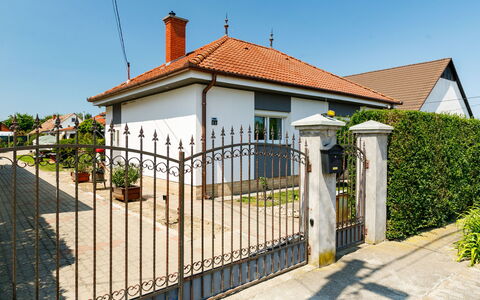 Ildiko: Ciel, Plante, Propriété, Bâtiment, Fenêtre, Maison, Lot Terre, Clôture, Quartier