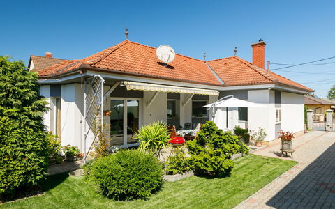 Ildiko: Ciel, Plante, Bâtiment, Propriété, Fenêtre, Porte, Maison, Arbre, Lot Terre, Chalet