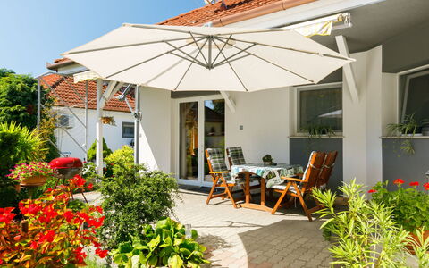 Ildiko: Plante, Fleur, Ciel, Bâtiment, Chaise, Ombre, Architecture, Chalet, Mobilier De Jardin, Fenêtre
