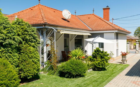 Ildiko: Ciel, Plante, Bâtiment, Propriété, Fenêtre, Maison, Lot Terre, Porte, Arbre, Zone Résidentielle