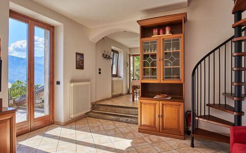 Ronco: Plante, Cabinetry, Fenêtre, Plante D'Appartement, Bâtiment, Bois, Porte, Design Intérieur, Architecture, Tache De Bois