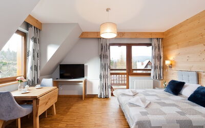 Lipki Park Resort 900.1: Table, Meubles, Bâtiment, Bleu Azur, Bois, Confort, Lampe, Sol, Cabinetry, Salon