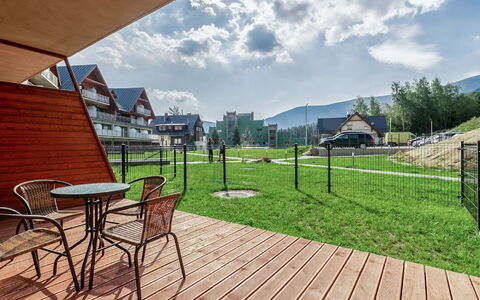 Triventi Mountain Residence: Nuage, Ciel, Meubles, Table, Plante, Chaise, Bâtiment, Ombre, Bois, Arbre