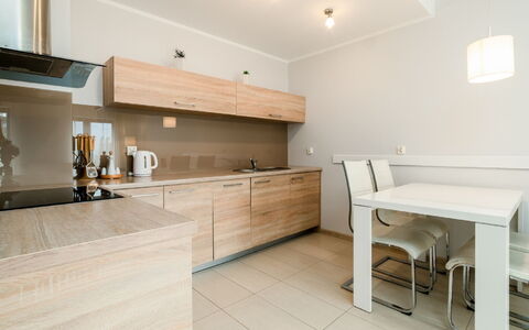 Szklarska Poreba 900: Cabinetry, Bâtiment, Propriété, Meubles, Comptoir, Table, Bois, Maison, Chaise, Cuisine