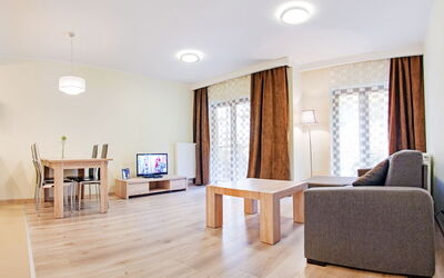 Szklarska Poręba Resort 900.2: Table, Bâtiment, Bois, Rideau, Confort, Canapé, Salon, Sol, Ombre, Sol