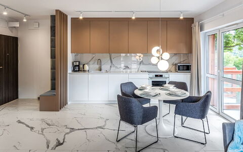 Holiday Mountain Residence: Cabinetry, Meubles, Table, Chaise, Fenêtre, Bâtiment, Cuisine, Comptoir, Bois, Salon