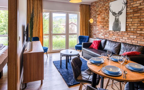 Holiday Mountain Residence: Table, Meubles, Propriété, Cadre, Bleu Azur, Fenêtre, Plante D'Appartement, Bois, Architecture, Chaise